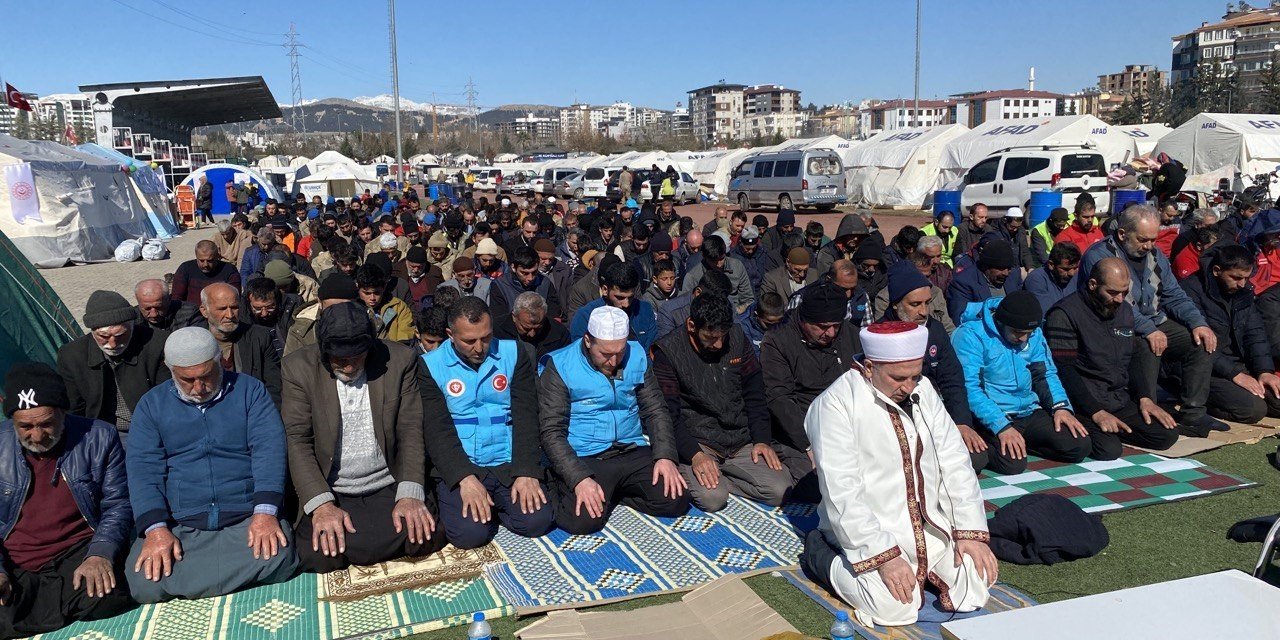 Depremden Sonra İlk Cuma Namazı Çadır Kentte Kılındı