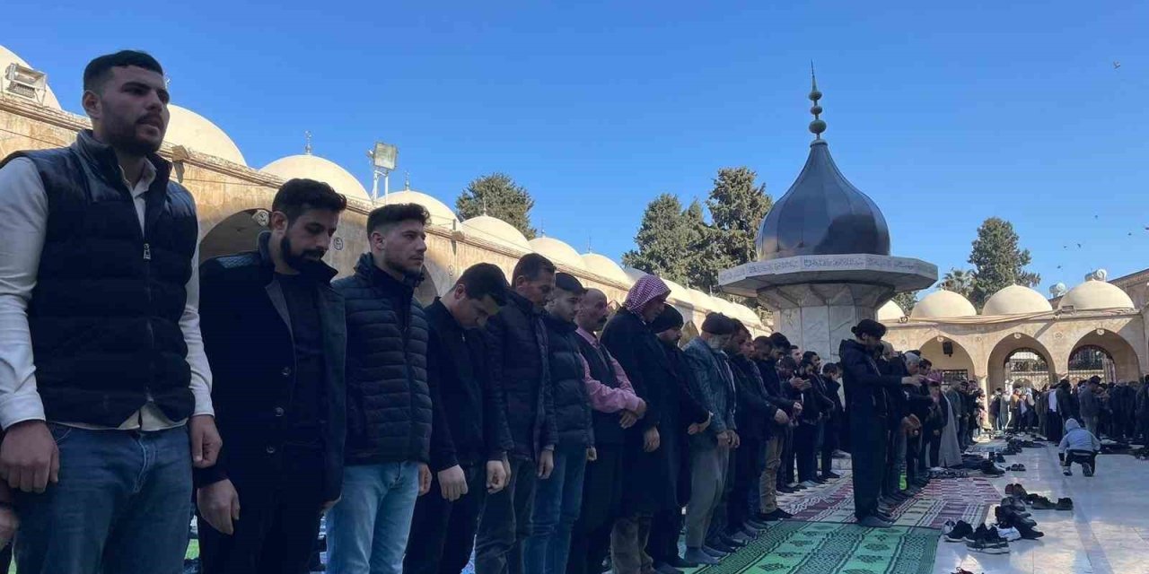 Depremlerde Hayatını Kaybedenler İçin Gıyabi Cenaze Namazı Kılındı