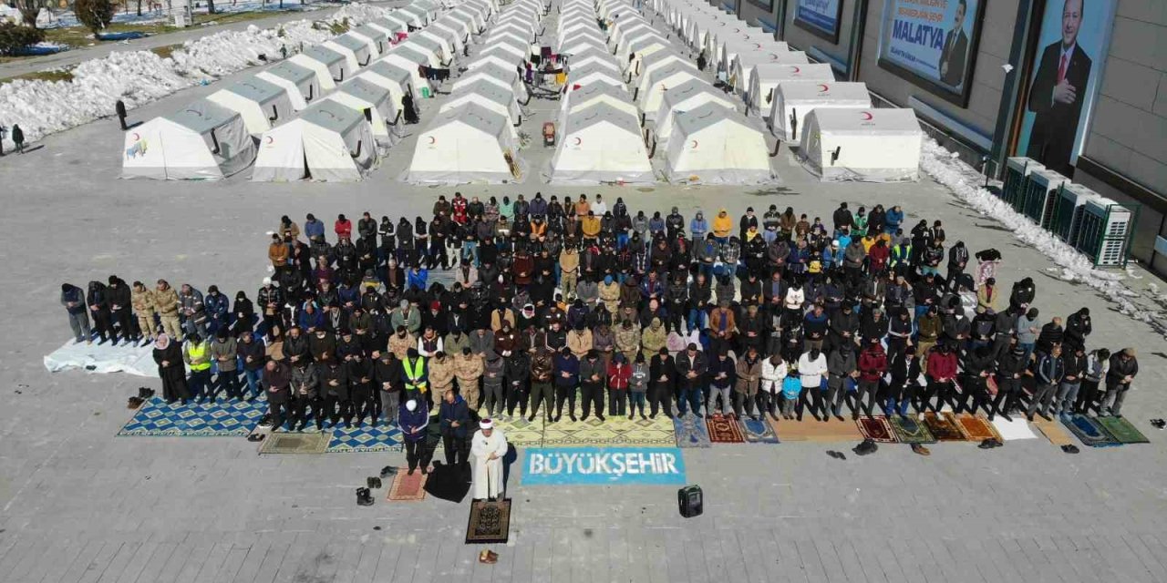 Depremin Gölgesinde Çadır Kentte Cuma Ve Gıyabi Cenaze Namazı