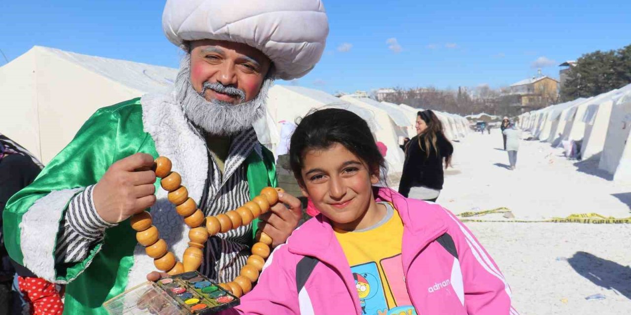 Deprem Bölgesi Malatya’da Çocuklar Nasrettin Hoca İle Eğleniyor