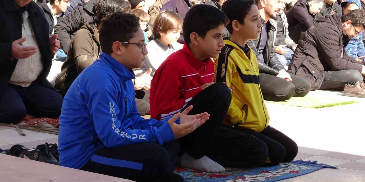 Depremde Yaşamını Yitirenler İçin Cuma Namazının Ardından Gıyabi Cenaze Namazı Kılındı