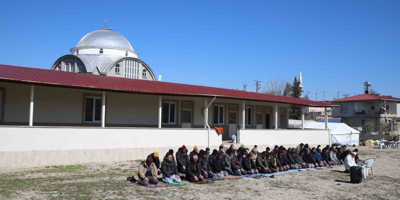 Deprem Bölgesinde Camiler Hasarlı Olunca Cuma Namazı Dışarıda Kılındı