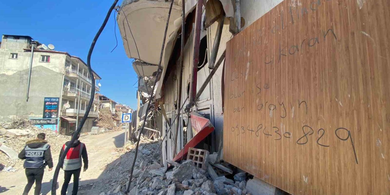 Hatay’da Enkazda Yakınlarını Bulamayınca Mesaj Bıraktı: ‘enkazda Ceset Çıkaran Olur İse Beni Arasın’