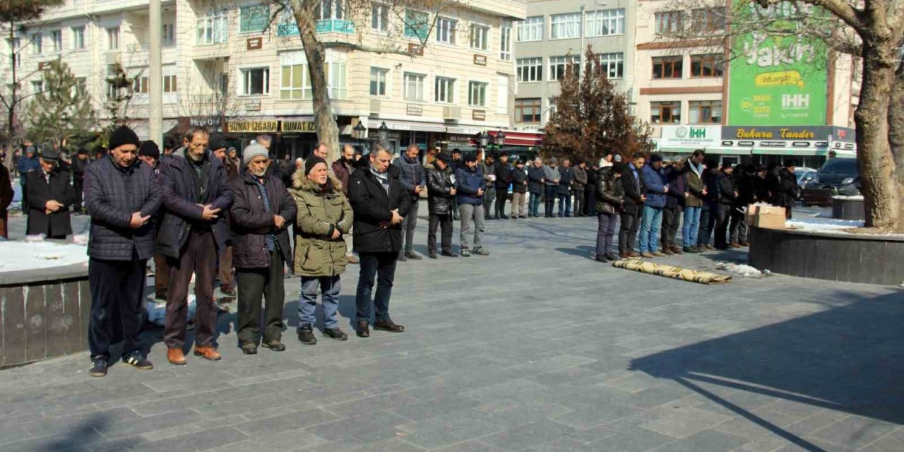 Depremde Hayatını Kaybedenler İçin Gıyabi Cenaze Namazı Kılındı