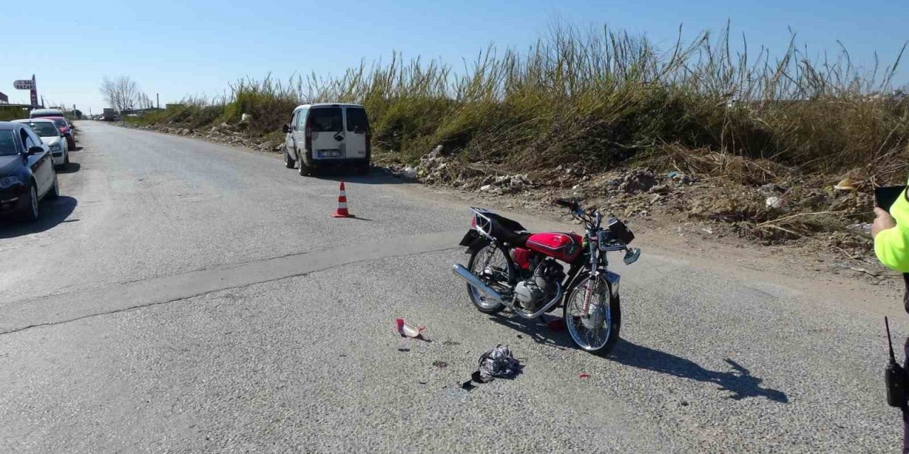 Manavgat’ta Hafif Ticari Araçla Motosiklet Çarpıştı: 1 Yaralı