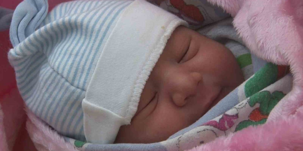 Depremden 12 Gün Sonra 04.17’de Dünyaya Geldi