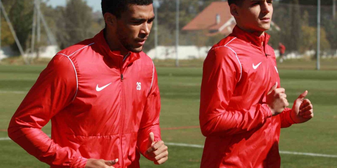 Antalyaspor’da Yeni Transferler İlk Antrenmanına Çıktı