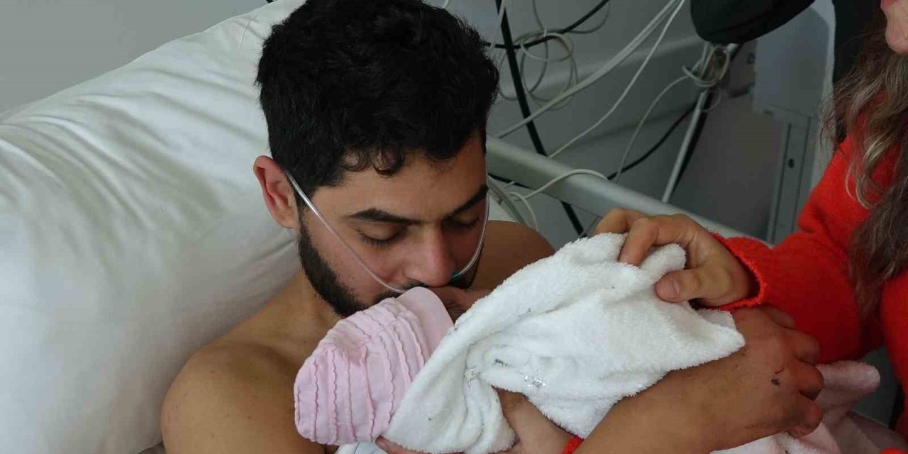 Deprem Gecesi Baba Olmuş: 261 Saat Sonra Kurtarılan Baba, Eşi Ve Bebeğiyle Buluştu