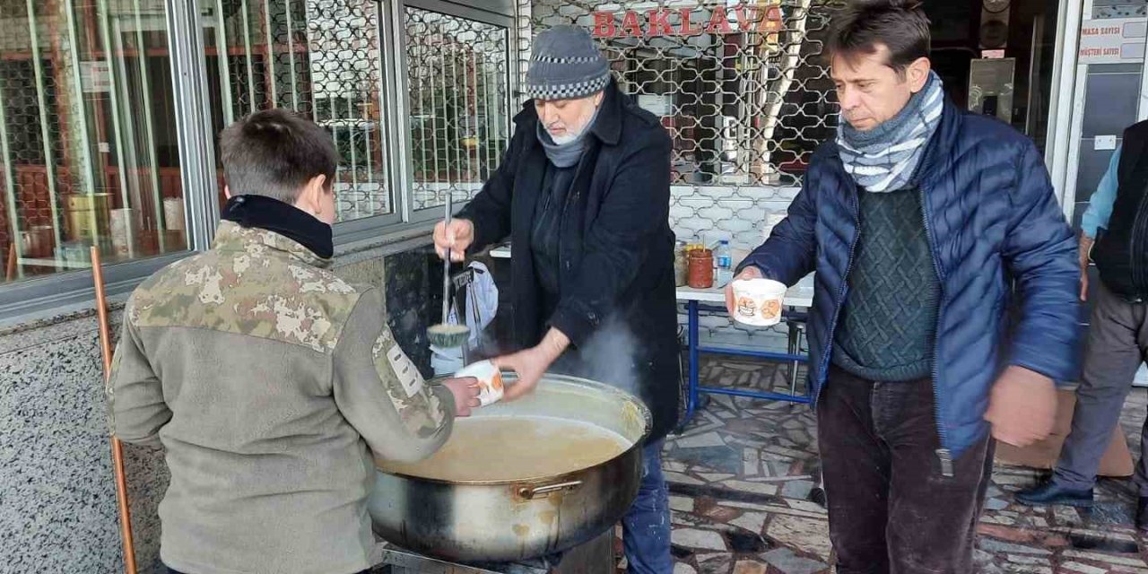 Ailesinden 4 Canı Kaybetti, Acısını İçine Attı, İnsanlara Yardıma Çalışıyor