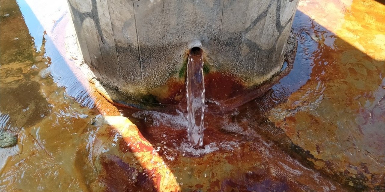 Hatay Erzin’de Deprem Nedeniyle Yarıklar Oluştu, Suların Rengi Değişti