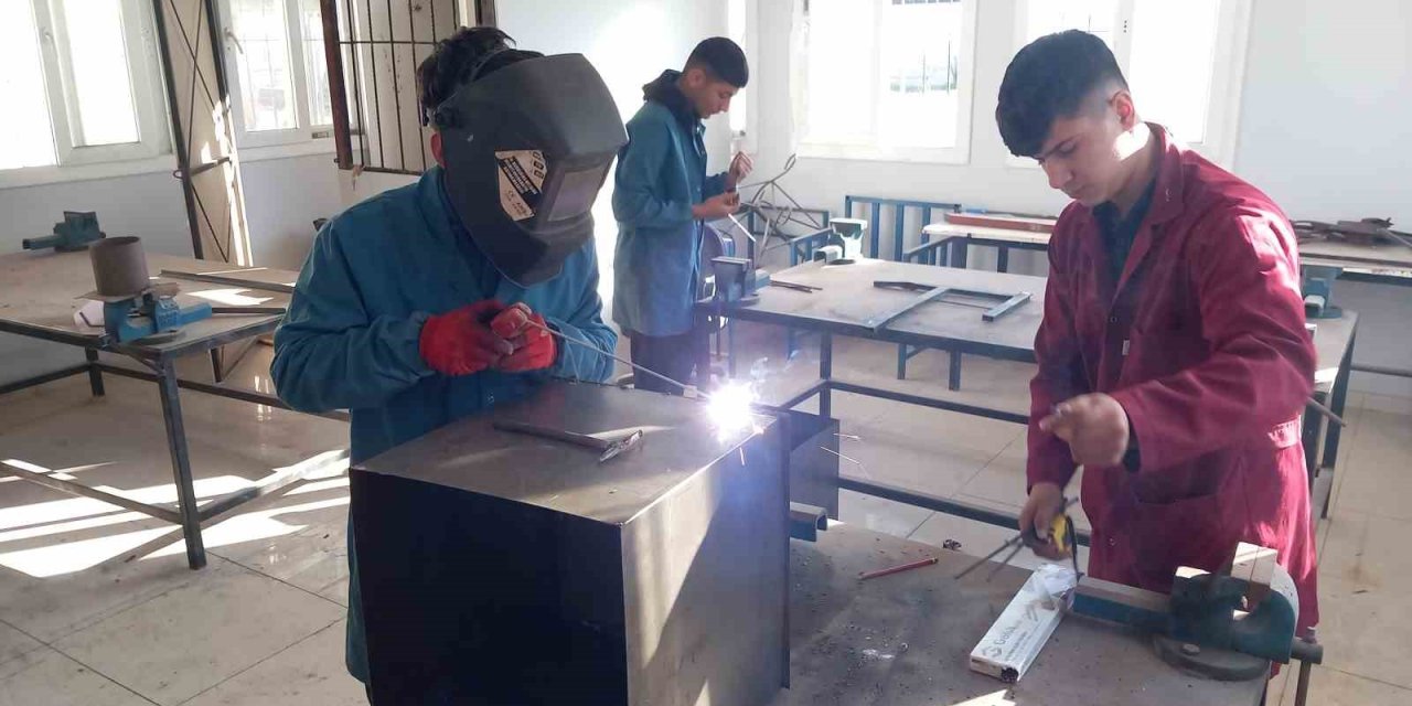 Okul Atölyesinde Depremzedeler İçin Soba Üretiyorlar