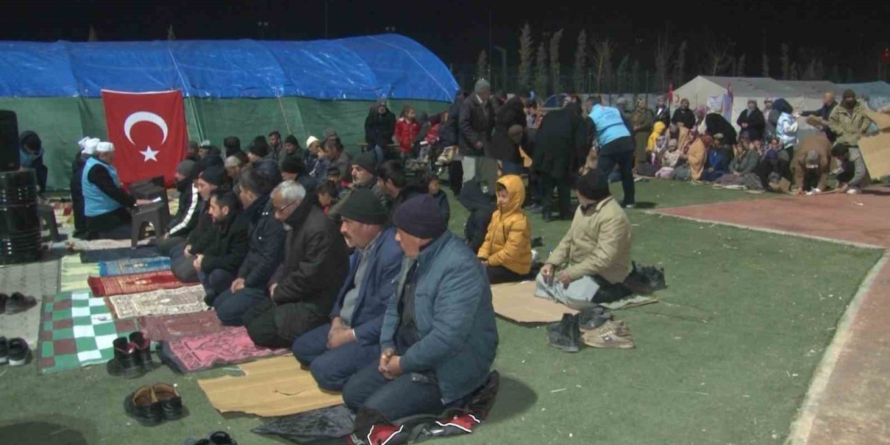 Depremzedeler Çadır Kentte Saf Tuttu