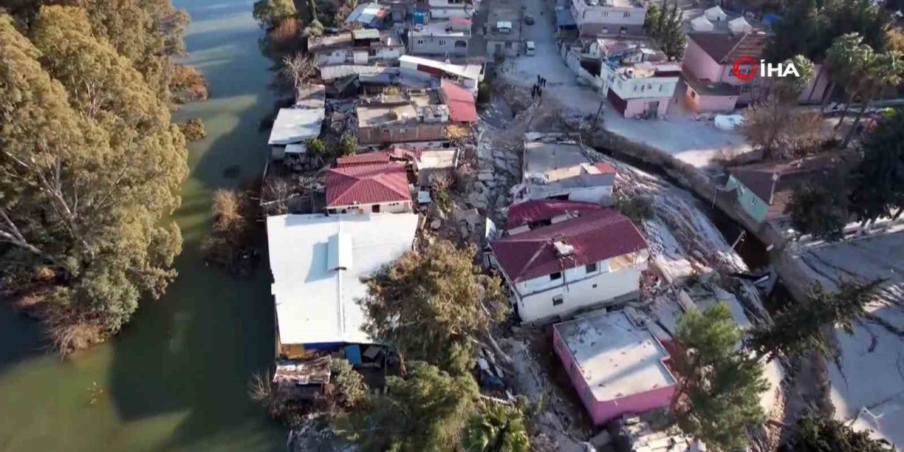 Hatay’da Fay Hattının Geçtiği Köy İkiye Bölündü, Evler Yerin Dibine 3 Metre Düştü