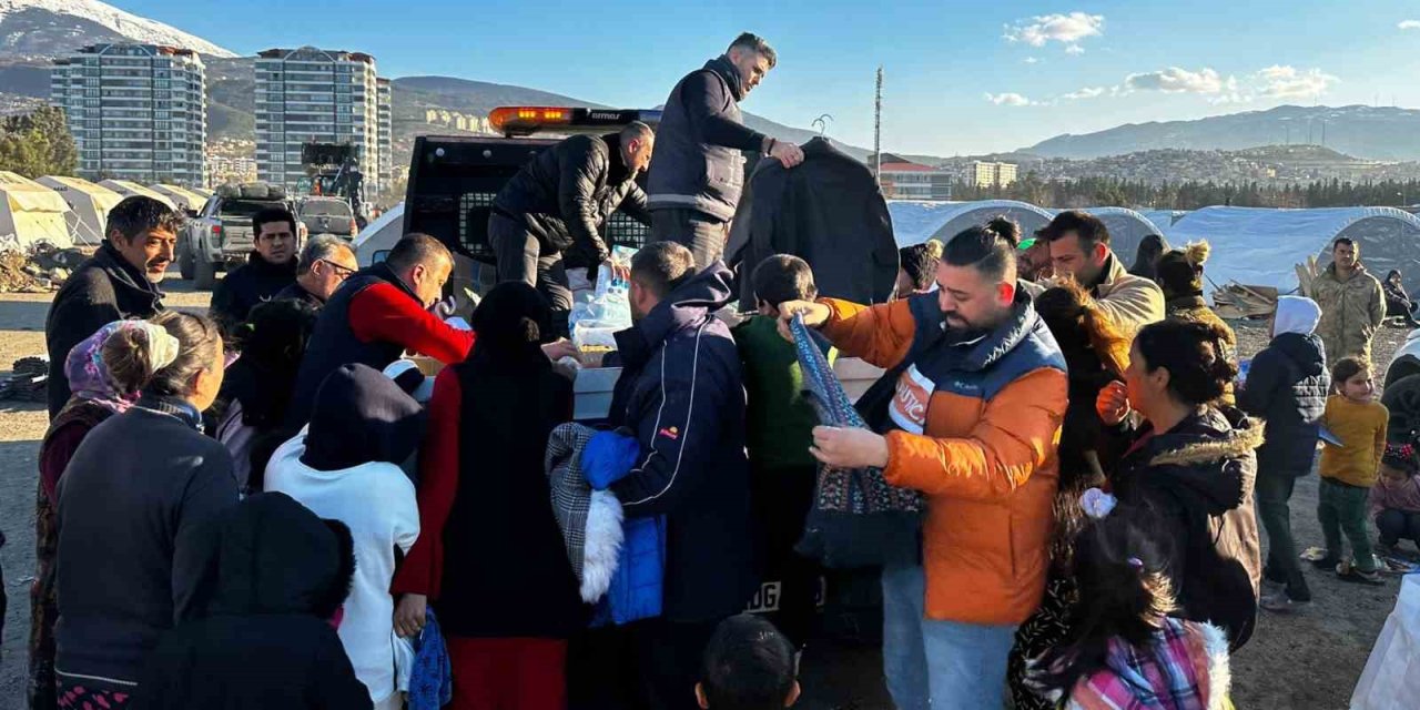 Adanalı Kebapçı Depremzedelere Kıyafet Ve Oyuncak Dağıttı