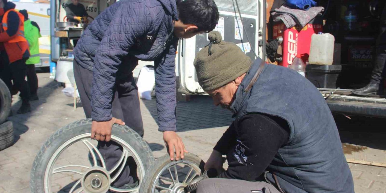 Deprem Bölgesine Giden Lastik Tamircileri Kimseyi Yolda Bırakmıyor