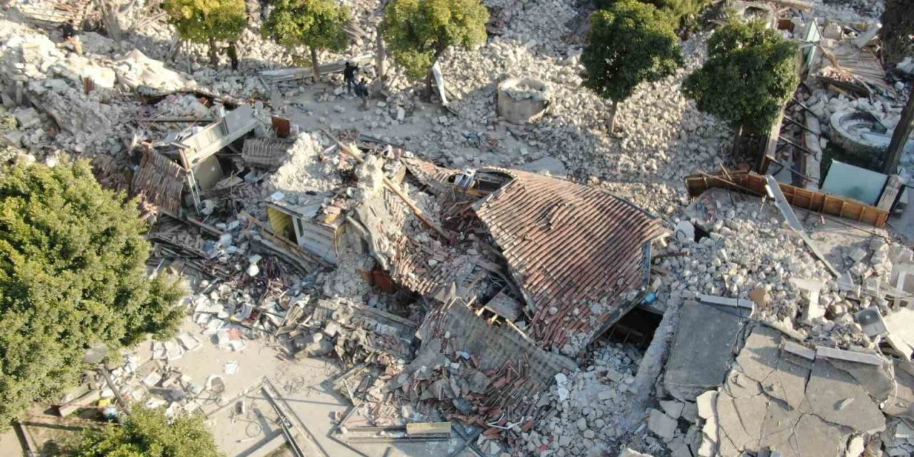 Tarihi Ulu Cami Depremde Yerle Bir Oldu