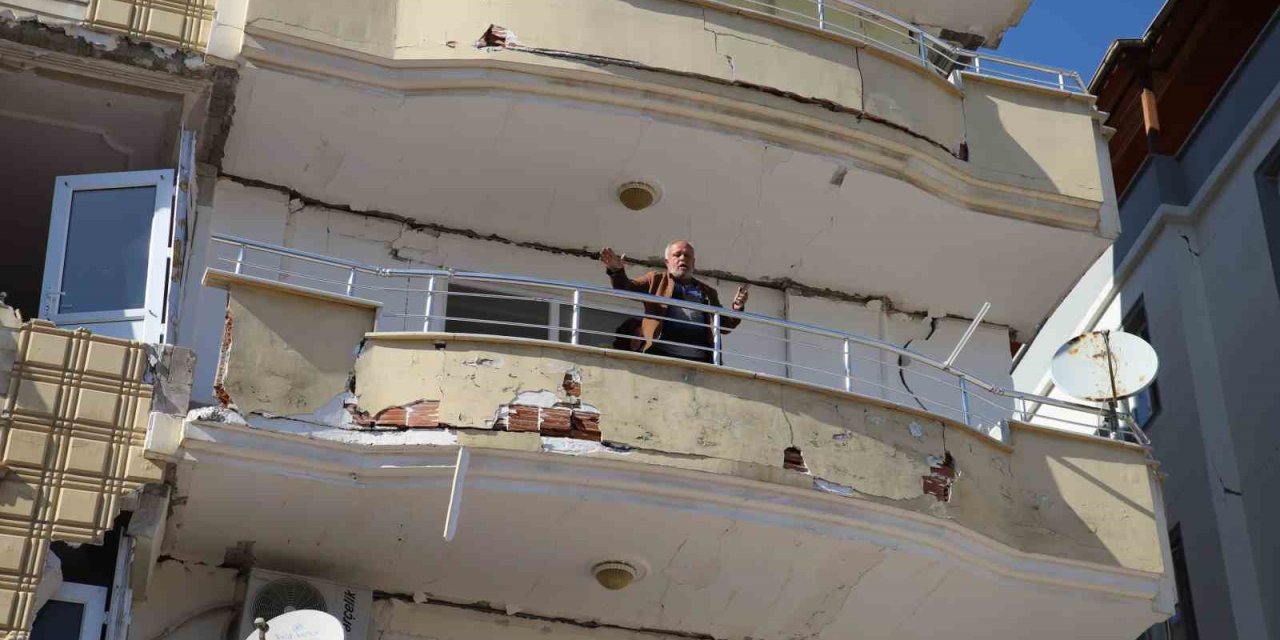 Komşusunun Kiraladığı Vinçle Ağır Hasarlı Evine Girdi, İnemeyince İtfaiye Tarafından Kurtarıldı