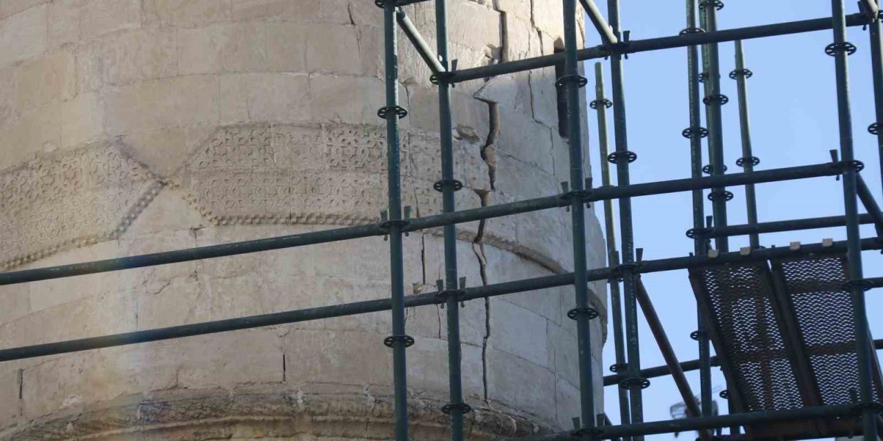 Diyarbakır’da 5 Asırlık Parlı Sefa Camisinin Minaresi Depremden Zarar Gördü