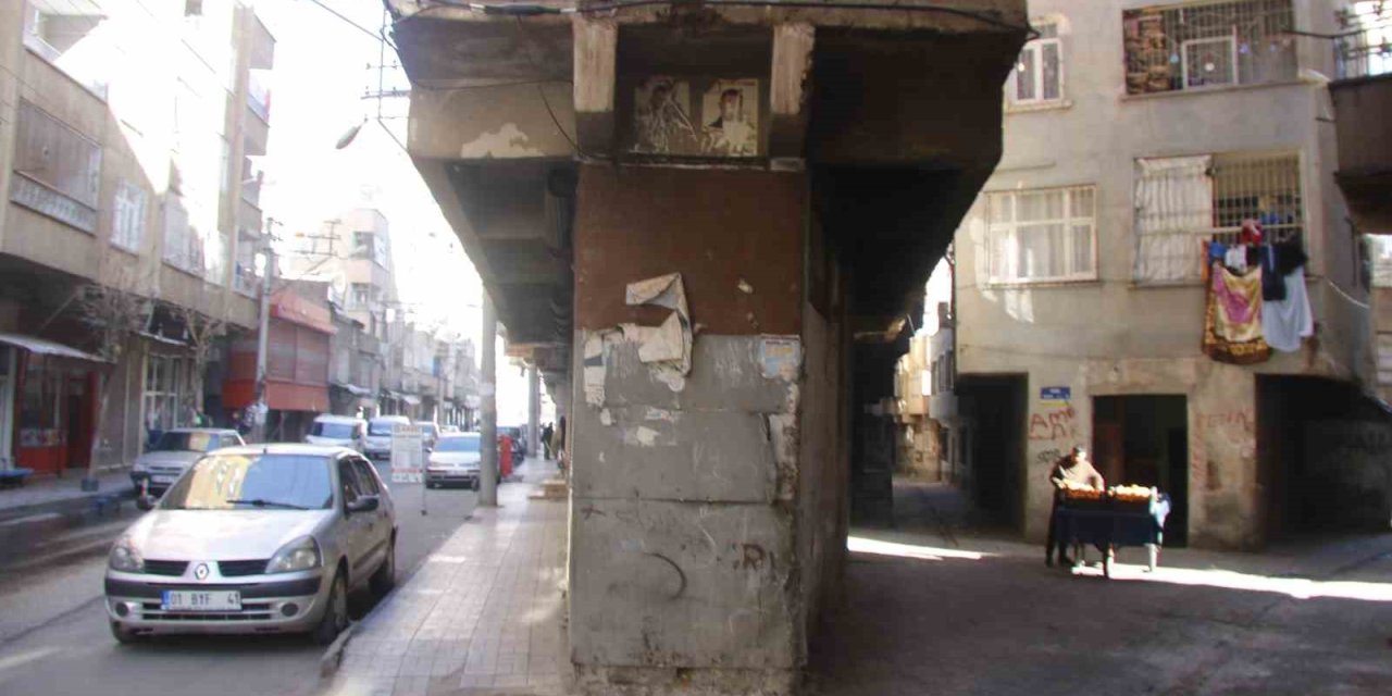 Diyarbakır’da Giriş Katı Hariç Kolonları Olmayan Bina Depremlere Rağmen Ayakta