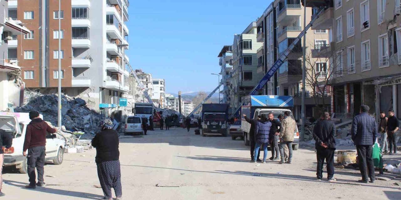 Nurdağı’ndaki Depremzedeler Yarım Kalan Hayalleriyle İlçeyi Terk Ediyor