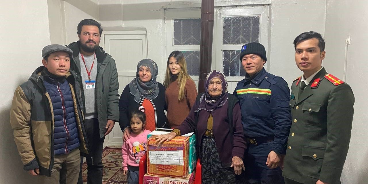 Vietnam Arama Kurtarma Ekibinden Vietnamlı Gelin Ve Türk Ailesine Ziyaret Ve Yardım