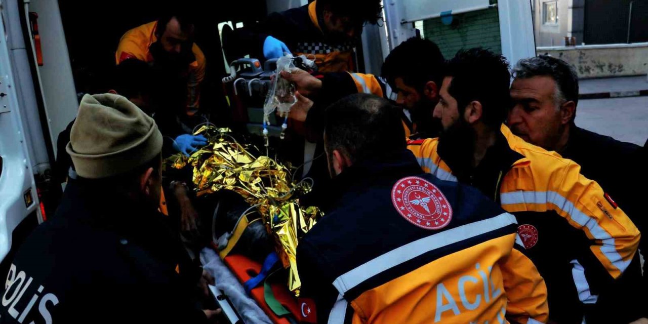 Depremin 296. Saatinde Enkaz Altında İlk Temas