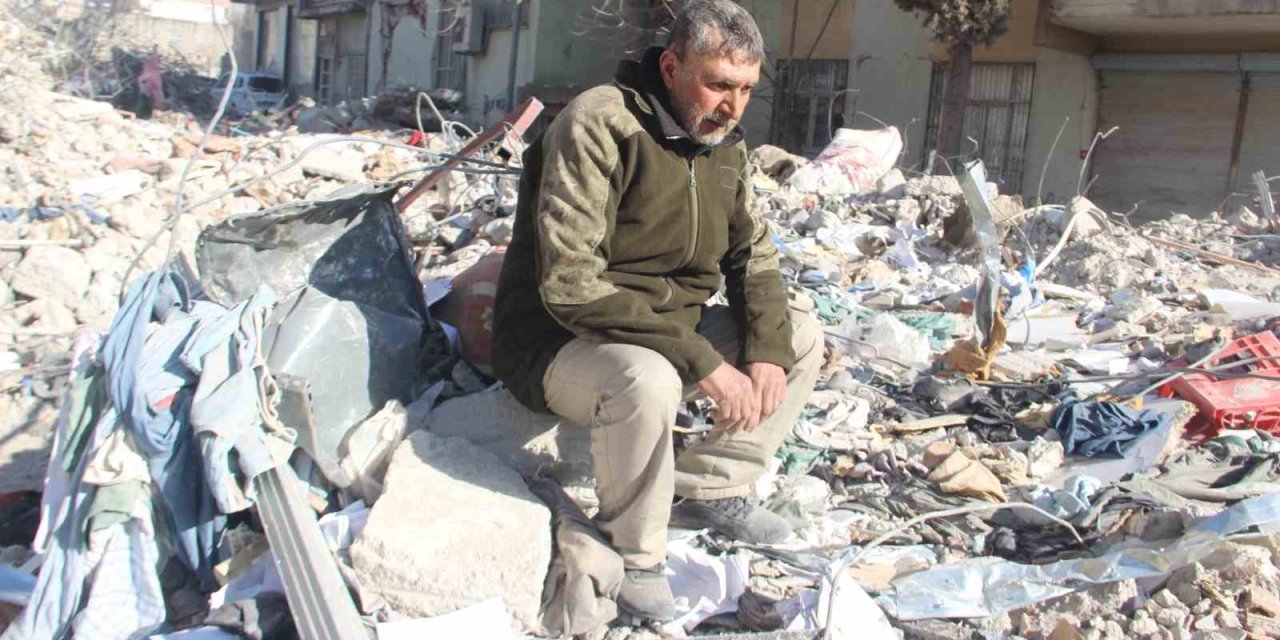 Depremde 2 Oğlu Ölen Adam, Aynı Evde Depreme Yakalandığı Eşi Ve Oğlunu Bulamıyor