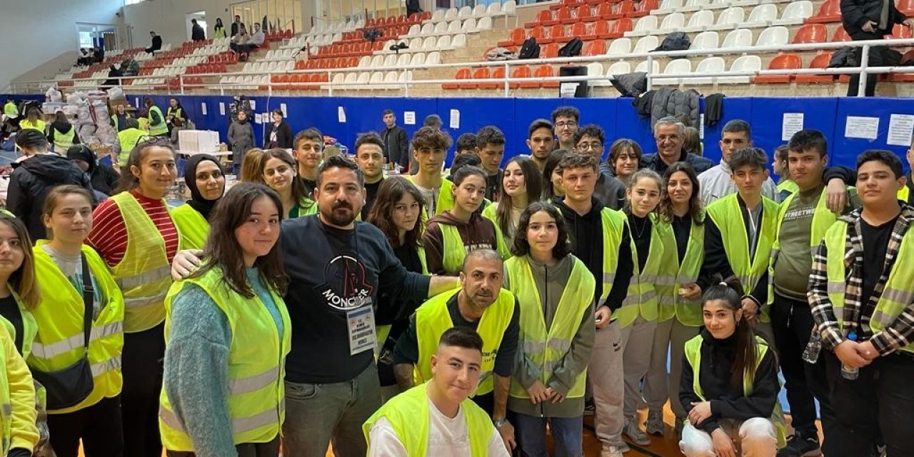 Başkan Topaloğlu, Depremzedeler İçin Gönüllü Çalışan Gençlerle Bir Araya Geldi