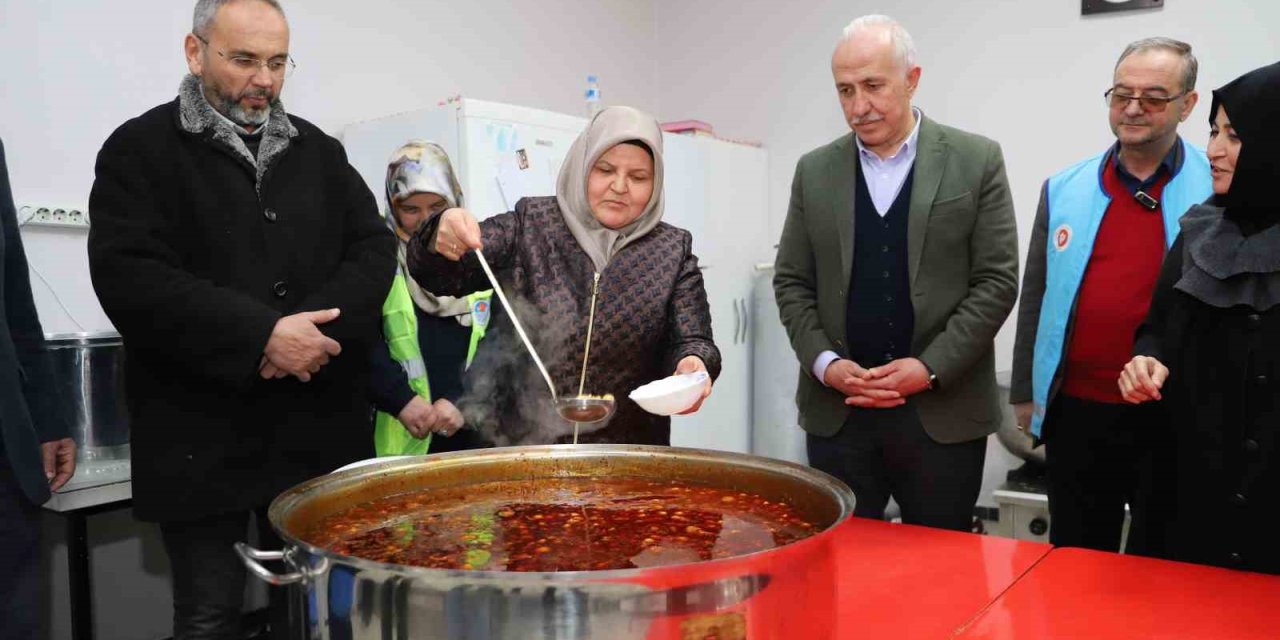 Akdeniz’de Depremzedeler İçin Günlük 2 Bin Kişilik Sıcak Yemek Çıkıyor