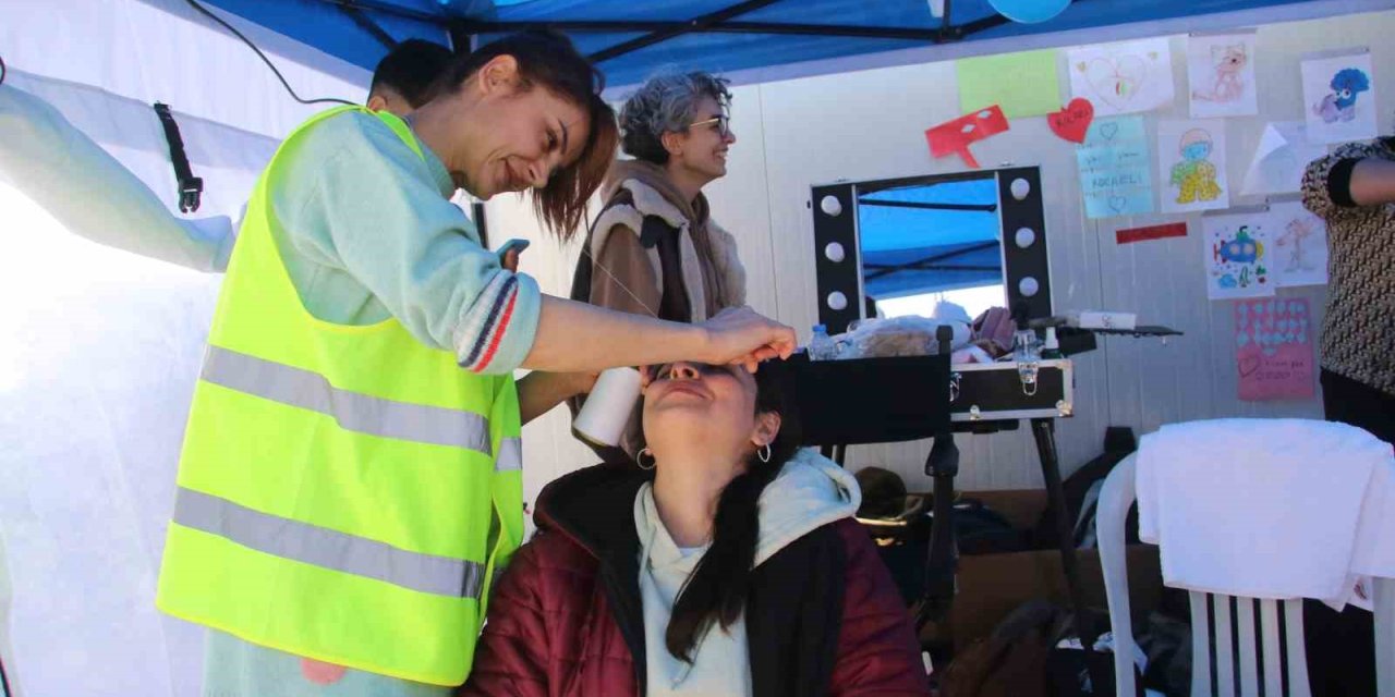 Kocaeli’den Gönüllü Gelen Berber Ve Kuaförler Hatay’da Depremzedelere Hizmet Sunuyor