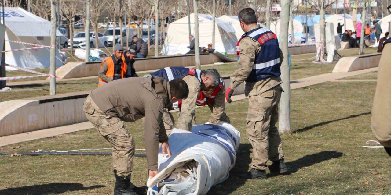 Diyarbakır’da Çadırlar Tek Noktaya Toplandı