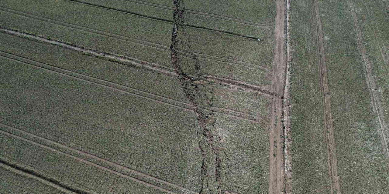 Kahramanmaraş’ta Fay Hattının Geçtiği Tarlalar İkiye Bölündü