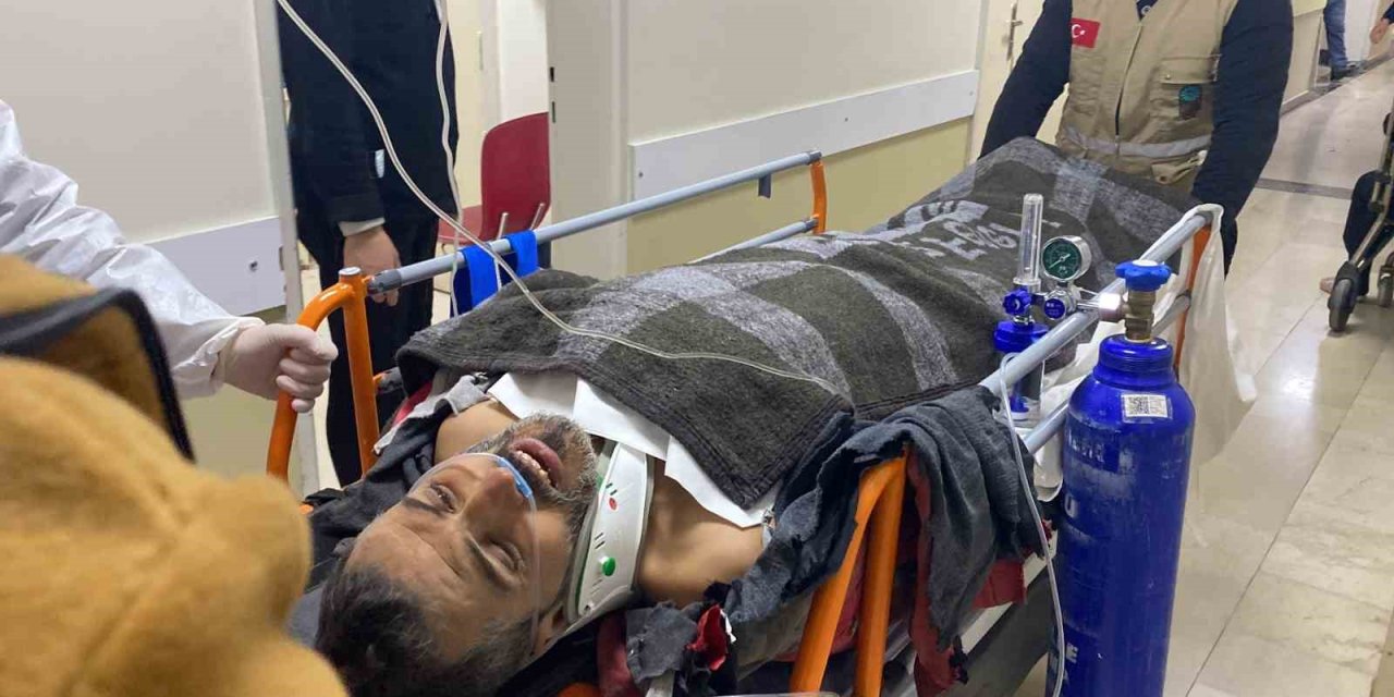 Depremin 296. Saatinde Kurtarılan Suriyeli Muhammed’in Doktorlarla Konuştuğu Anlar Kamerada