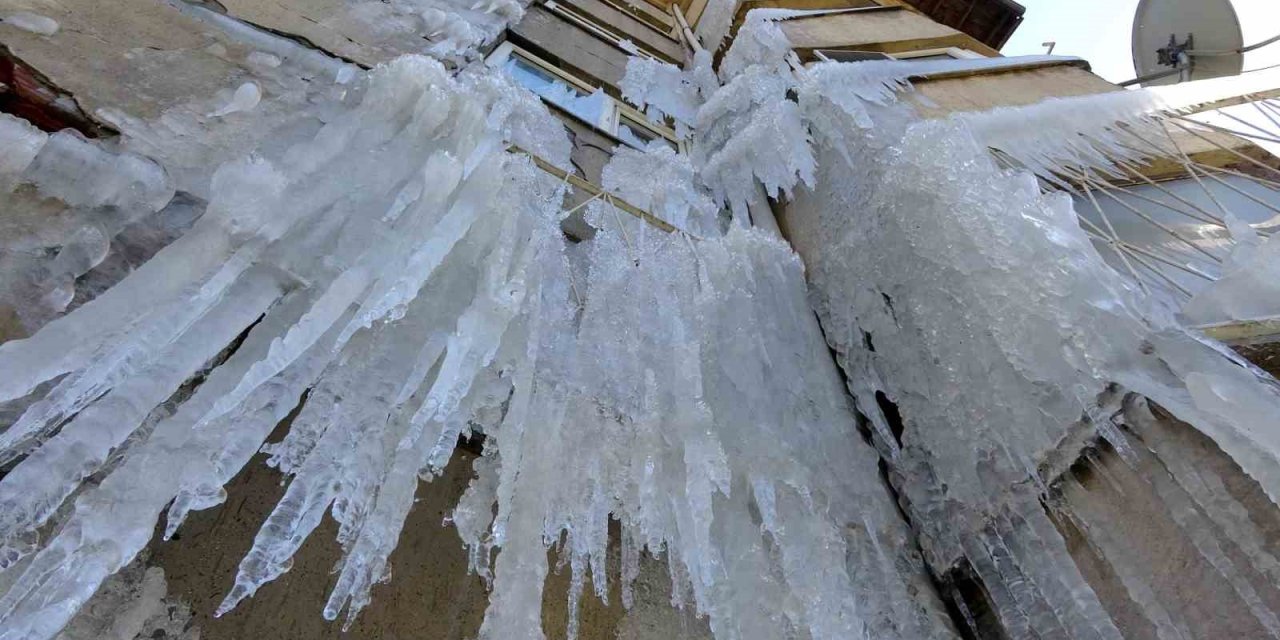Adıyaman Buz Kesti, Patlayan Ges Kazanlarından Akan Sular Buz Sarkıtı Oldu