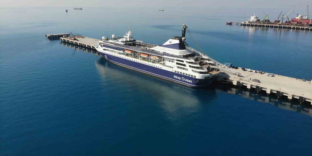 Depremzedeler İçin Bin 56 Kişilik Kruvaziyer Gemisi İskenderun’a Geldi