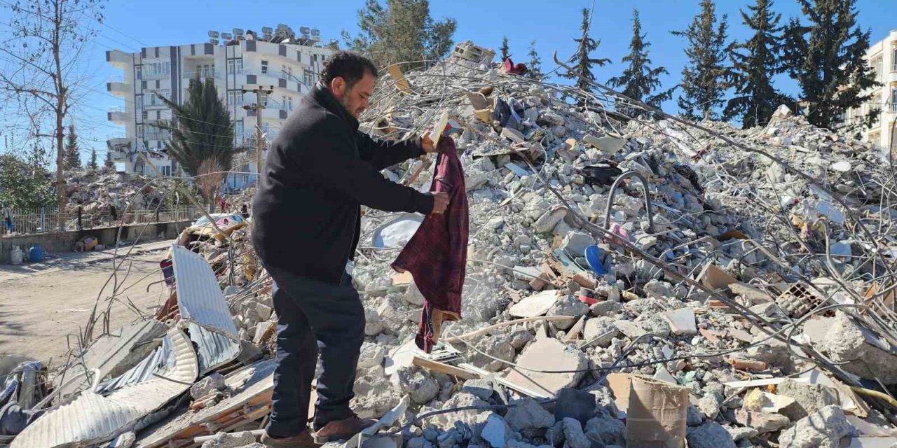 Önce Üniversite Öğrencisi Oğlunu Göçük Altından Çıkardı, Şimdi Ders Notlarını Arıyor