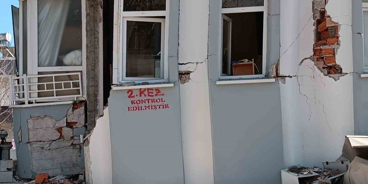 Adıyaman’da Kontrol Edilen Binalar İşaretlenip Yıkılıyor