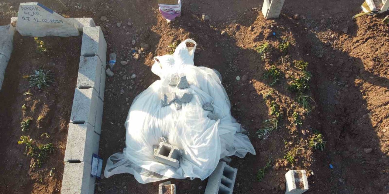 Depremde Yakınlarını Kaybeden Aileler Mezarlıklardan Ayrılmıyor