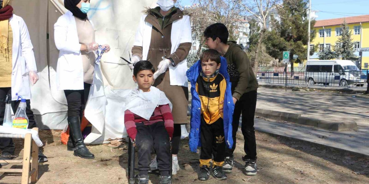 Çadır Kentlerde 12 Kişilik Kuaför Ekibi Depremzedeler İçin Seferber Oldu