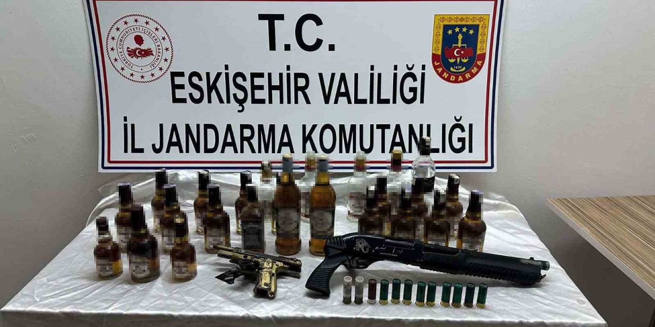 20 Şişe Kaçak İçki Ve Silahla Yakalandı