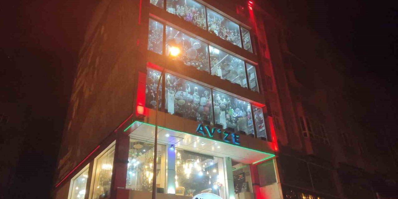 Kahramanmaraş’ta 4 Katlı Avize Dükkanı Depremde Sağlam Kalmayı Başardı