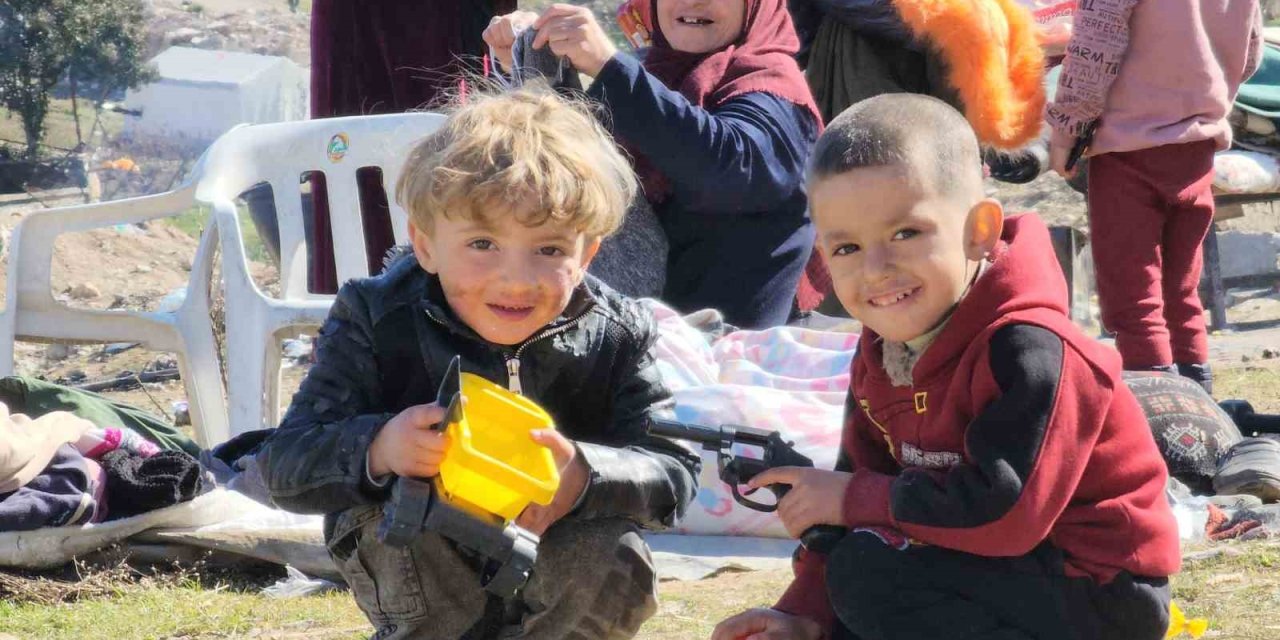 Gönüllü Olarak Geldikleri Adıyaman’da Dağıttıkları Oyuncaklarla Çocukların Yüzünü Güldürdüler