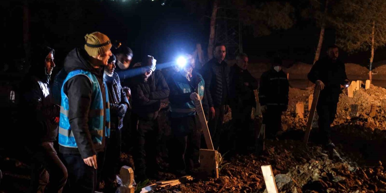 Kahramanmaraş’ta Defin İşlemleri Gece De Sürüyor