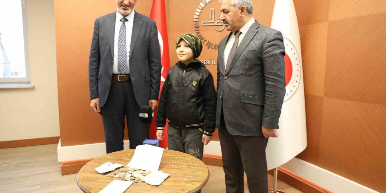 Bilgisayar Almak İçin Biriktirdiği Parasını Depremzedelere Gönderdi