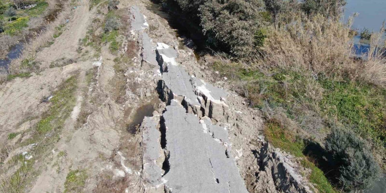 Hatay’da Korkutucu Görüntüler: 3 Kilometrelik Yol Önce Yarıldı Sonra Çöktü