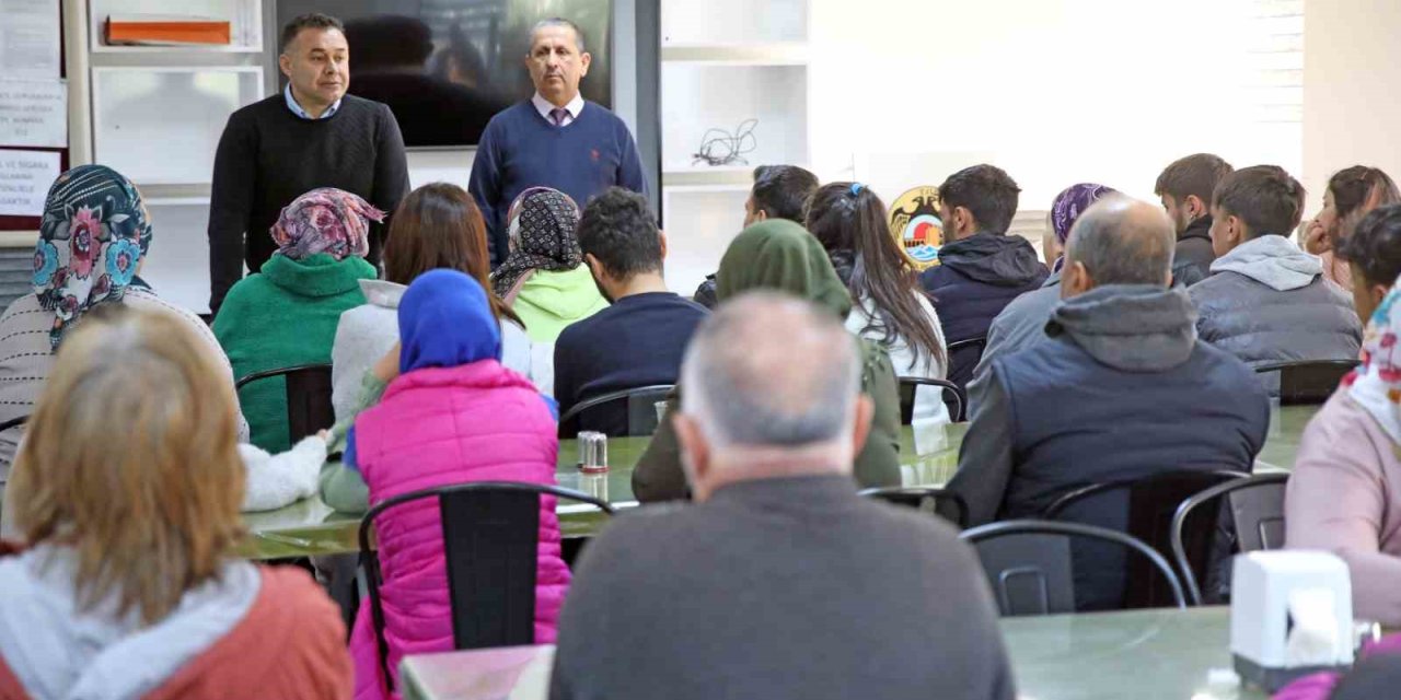 Başkan Yücel, Belediyenin Yurdunda Kalan Depremzedeleri Ziyaret Etti