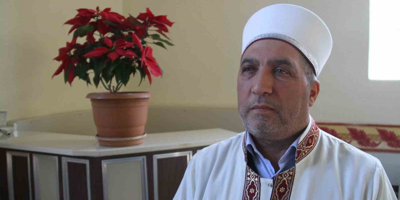 İmam Açık Artırmada 21 Bin Liraya Sattığı Çiçeğin Parasını Depremzedelere Bağışladı