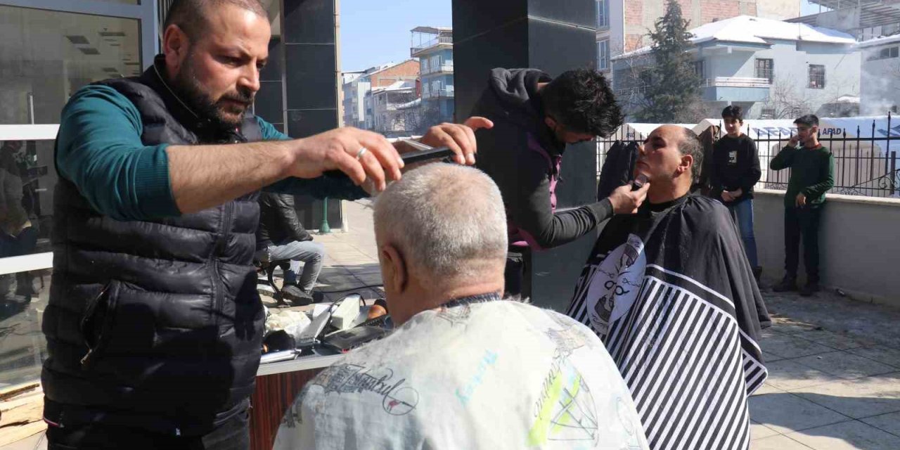 Vanlı Berberlerden Malatyalı Depremzedelere Ücretsiz Tıraş