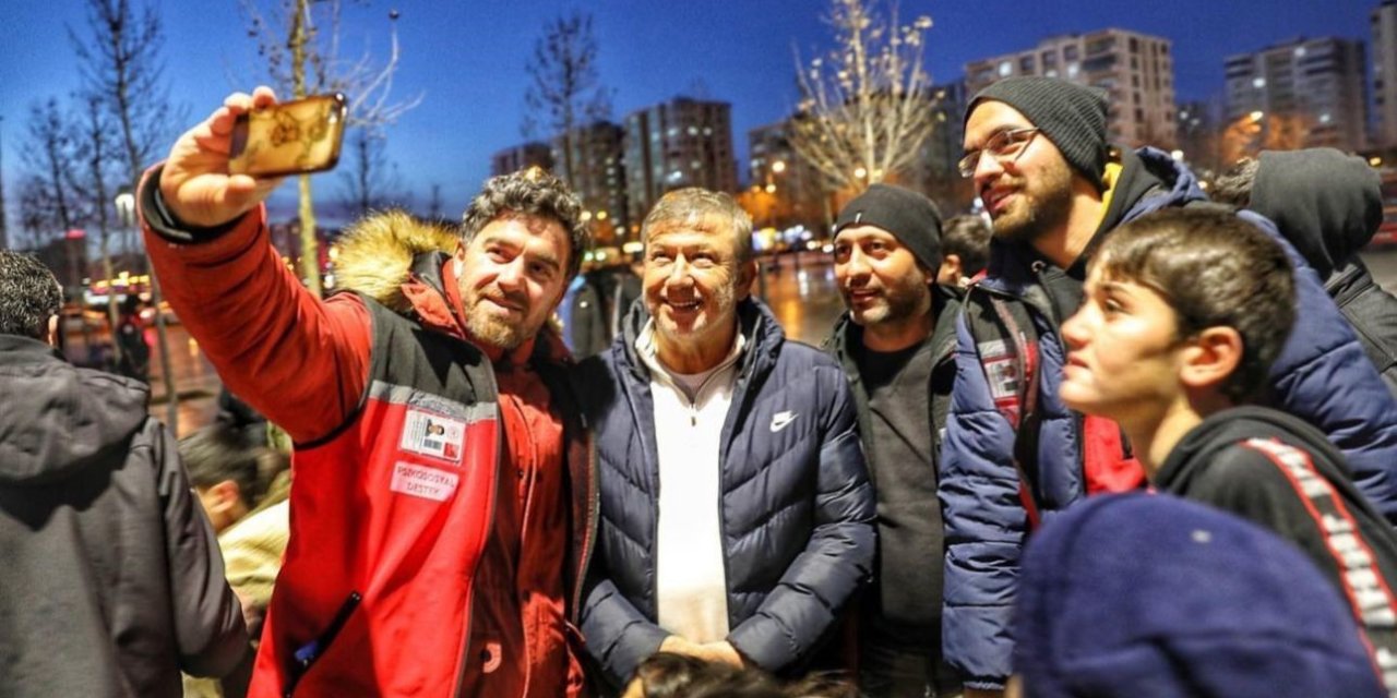 Eski Futbolcu Tanju Çolak’tan Diyarbakırlı Depremzedelere Yardım
