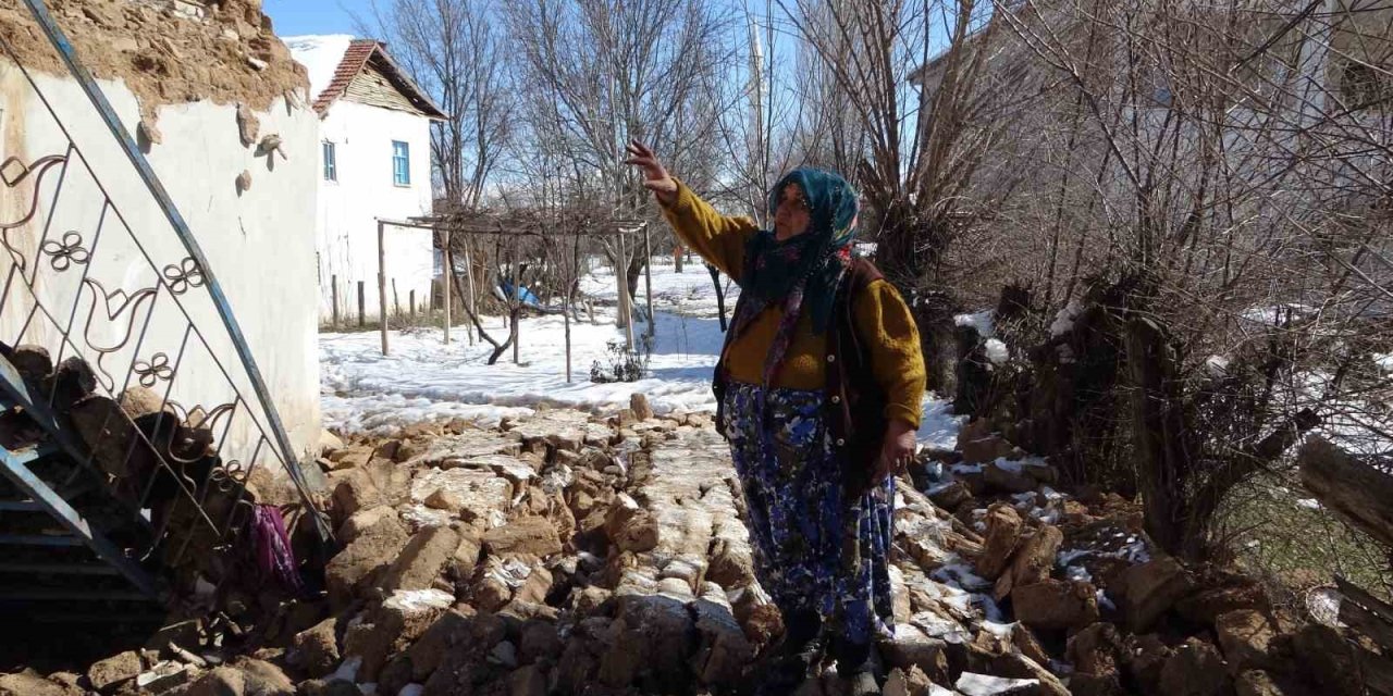 Depremde Evi Yıkılan Yaşlı Kadın Yaşadıklarını Gözyaşları İle Anlattı: “komşularımız Kurtardı”